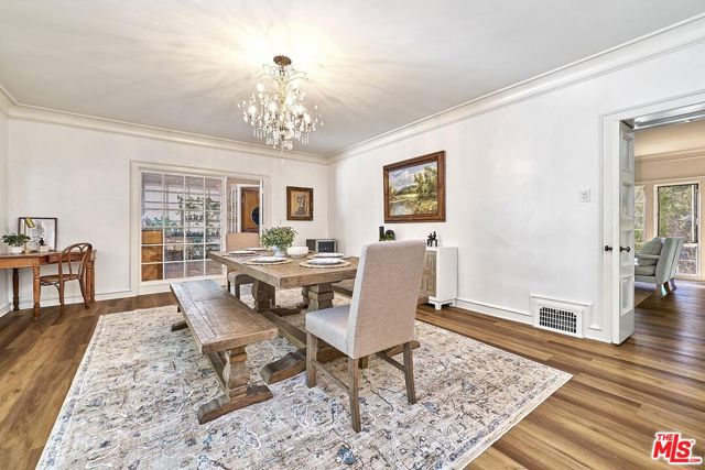 728 S Windsor Boulevard, Los Angeles CA: https://media.crmls.org/mediaz/aa0a903a-d17e-4368-b43b-d88bb611bc6c.jpg