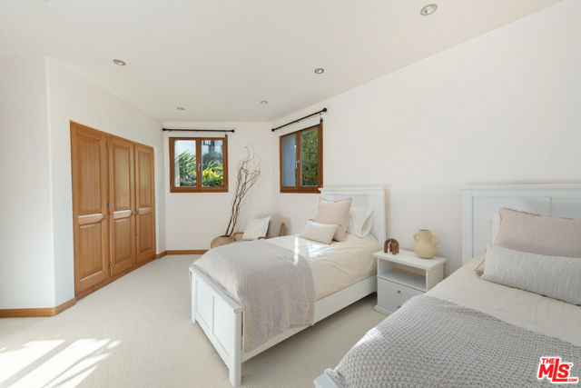 32804 Pacific Coast Highway, Malibu CA: https://media.crmls.org/mediaz/aa0ae86b-961f-413b-8c89-841409f6f862.jpg