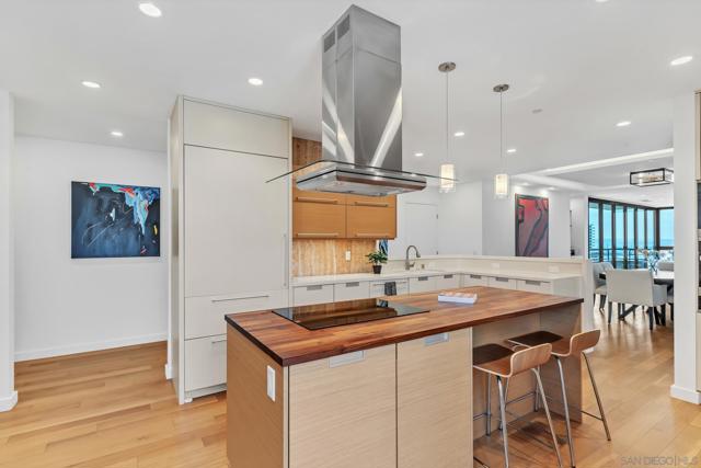 700 Front St, San Diego CA: https://media.crmls.org/mediaz/aa0afbb5-0c8d-44f3-bb39-bc26a3528fe3.jpg