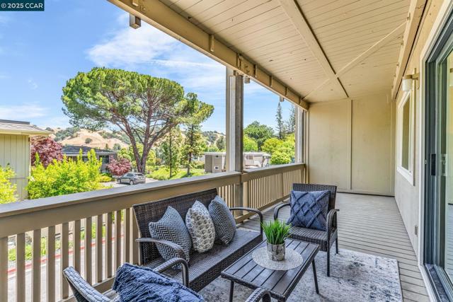 1200 Canyonwood Ct, Walnut Creek CA: https://media.crmls.org/mediaz/aa0b20c4-9baf-4141-8052-5109be3b3845.jpg