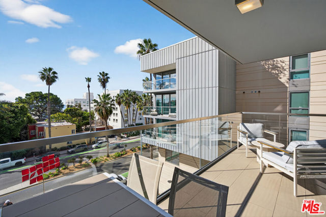 1755 Ocean Avenue, Santa Monica CA: https://media.crmls.org/mediaz/aa0c8dbc-4881-42ad-9475-91134bf6aae1.jpg