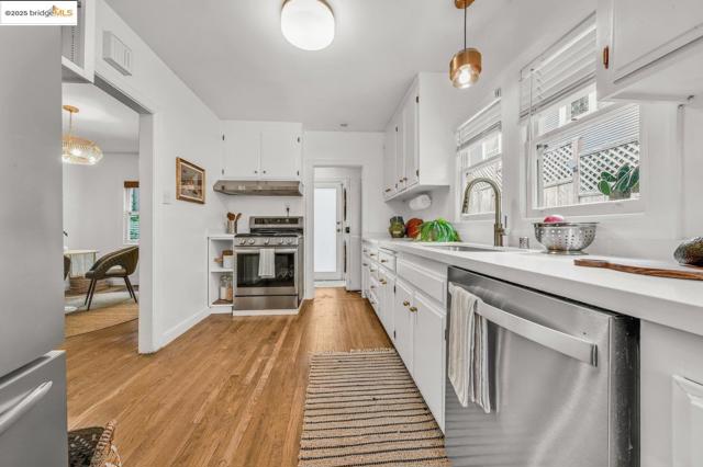 5925 Outlook Ave, Oakland CA: https://media.crmls.org/mediaz/aa0cf7fb-f1f9-45a0-98c4-6e6a84d37466.jpg