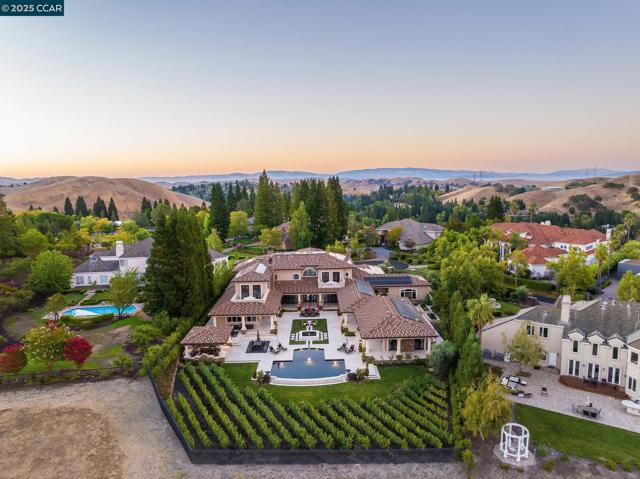940 Eagle Ridge Dr, Danville CA: https://media.crmls.org/mediaz/aa0d70e0-e918-4efd-b35e-ba2686f6ff34.jpg
