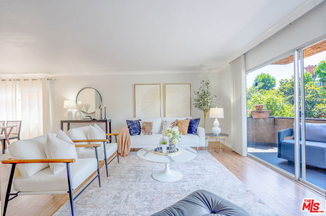 818 S Lucerne Boulevard, Los Angeles CA: https://media.crmls.org/mediaz/aa0dde2a-3b7d-4e8b-8eb5-3f56bce9d464.jpg