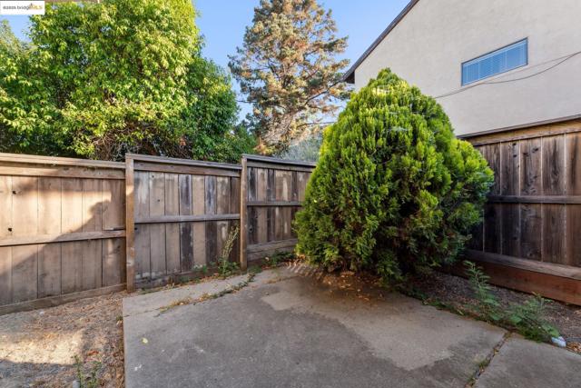 9663 Elmview, Oakland CA: https://media.crmls.org/mediaz/aa0df845-1d59-441b-a37a-b7271dc7ee9d.jpg