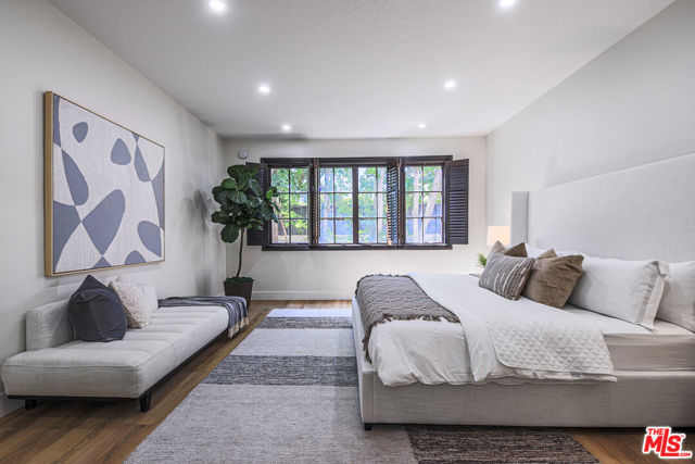 133 S Oakhurst Drive, Beverly Hills CA: https://media.crmls.org/mediaz/aa0dfc7d-9fdf-485b-87bd-6fddd7fc05f8.jpg