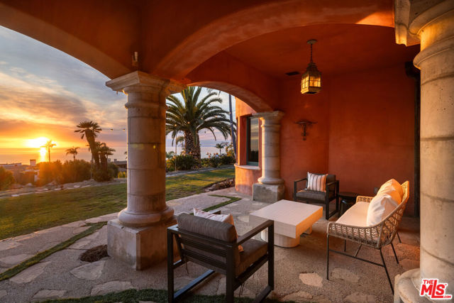 93 Laurel Drive, Rancho Palos Verdes CA: https://media.crmls.org/mediaz/aa0e1a18-bb1a-4689-a1ee-e7f9aeebbba4.jpg