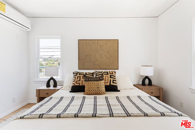 519 1/2 Rose Avenue, Venice CA: https://media.crmls.org/mediaz/aa0f9a5c-0cba-48e7-9ece-115c3da48d49.jpg
