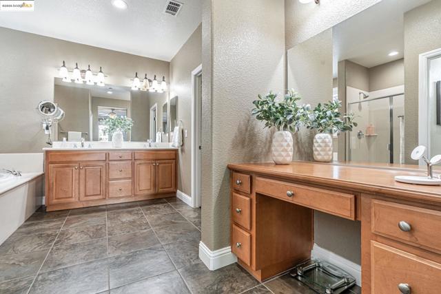 43 Sorrel Ct, Oakley CA: https://media.crmls.org/mediaz/aa0fdda2-129d-4400-8b96-d504025fd6c2.jpg