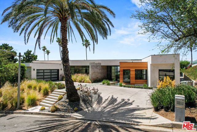 455 Castle Place, Beverly Hills CA: https://media.crmls.org/mediaz/aa11e71e-7ee6-404d-84f4-b547c06f80f0.jpg