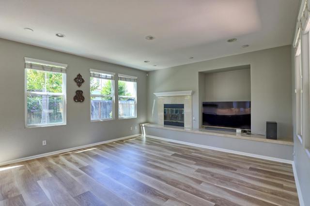 1250 Sunrise Drive, Gilroy CA: https://media.crmls.org/mediaz/aa12ff16-3c1f-4890-a79b-d7b9b550194b.jpg