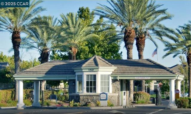 95 Goldspur Way, Brentwood CA: https://media.crmls.org/mediaz/aa136c96-01e2-4de8-ae40-ead4d9581b7f.jpg
