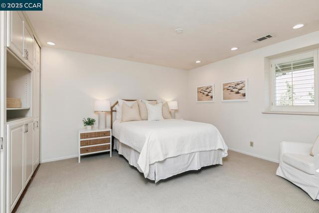 1555 Pebblebrook Ct, Walnut Creek CA: https://media.crmls.org/mediaz/aa13b476-572c-42f9-ba44-4c2e07d1f756.jpg