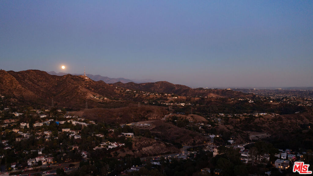 https://media.crmls.org/mediaz/aa145a6c-6496-472f-9327-c85611919289.jpg?preset=X-Large