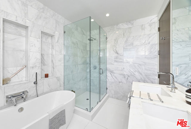 653 Oxford Ave, Venice CA: https://media.crmls.org/mediaz/aa153596-f65b-4e4f-b961-a4a483d411d0.jpg
