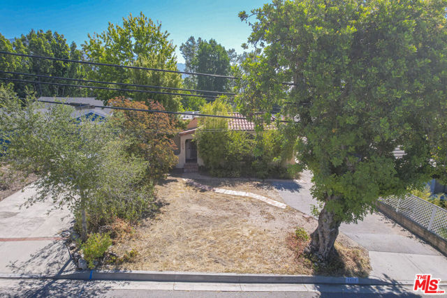 4804 La Canada Boulevard, La Canada Flintridge CA: https://media.crmls.org/mediaz/aa164076-2466-444b-a30f-2a6814e83043.jpg