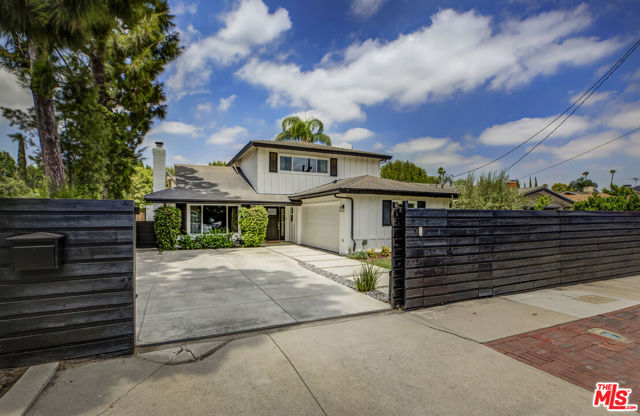 13123 Magnolia Boulevard, Sherman Oaks CA: https://media.crmls.org/mediaz/aa17b9cf-d1e6-4458-87b2-b004ee2c2930.jpg