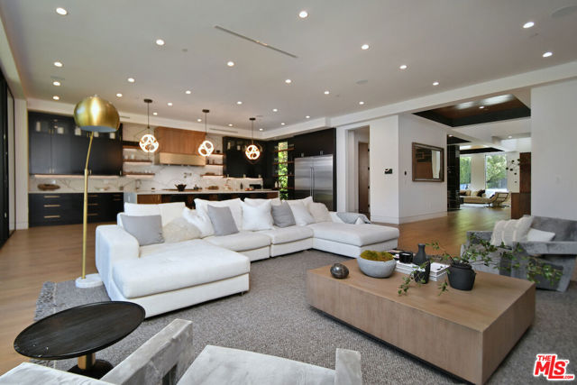 4544 Woodley Avenue, Encino CA: https://media.crmls.org/mediaz/aa197b2d-0c76-480d-be33-c7fac671fff5.jpg