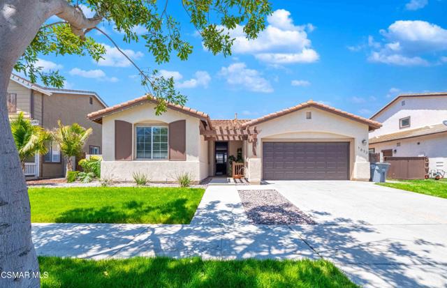 1633 Lola Way, Oxnard CA: https://media.crmls.org/mediaz/aa1a0d01-2351-4329-978e-e289e61bc55f.jpg