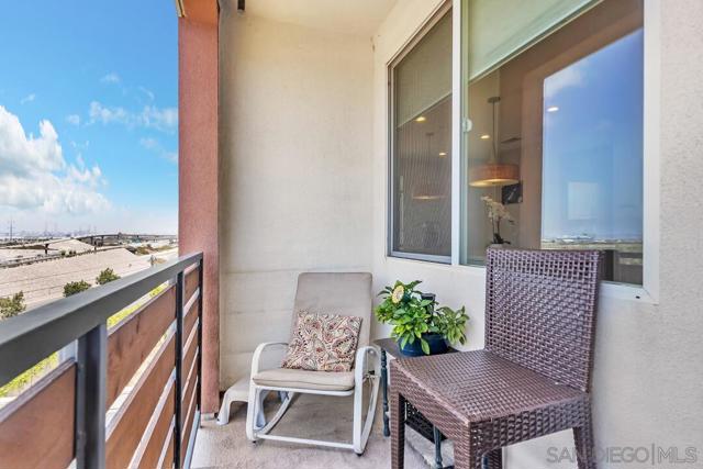 722 Anchor Ct, Chula Vista CA: https://media.crmls.org/mediaz/aa1bbde1-fb63-4165-bb60-1c397c0073e8.jpg