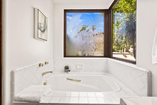 345 Crest Lake Drive, Palm Desert, CA 92211