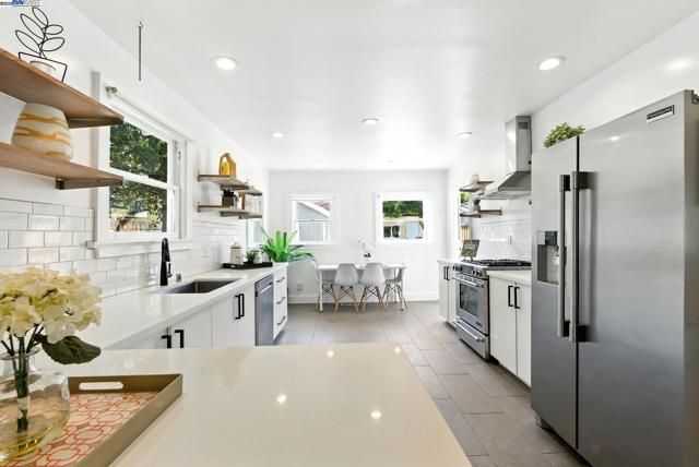 3936 Midvale Ave, Oakland CA: https://media.crmls.org/mediaz/aa1cc312-2e26-4f80-969d-facb316642ba.jpg