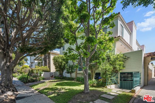 1121 Princeton Street, Santa Monica CA: https://media.crmls.org/mediaz/aa1cef7a-7d5a-49fd-8fd3-bbe4a5a9bf39.jpg