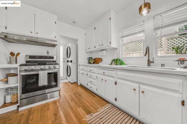 5925 Outlook Ave, Oakland CA: https://media.crmls.org/mediaz/aa1dfc63-db5e-4605-bb8d-7812c290becf.jpg