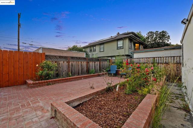 1207 Cedar St, Berkeley CA: https://media.crmls.org/mediaz/aa1e00b4-3e25-49cd-905a-378ecb7a0288.jpg