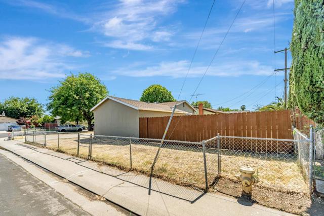 2525 Montclair Street, Stockton CA: https://media.crmls.org/mediaz/aa1e532e-2985-44e8-ab0e-59d09eff990d.jpg