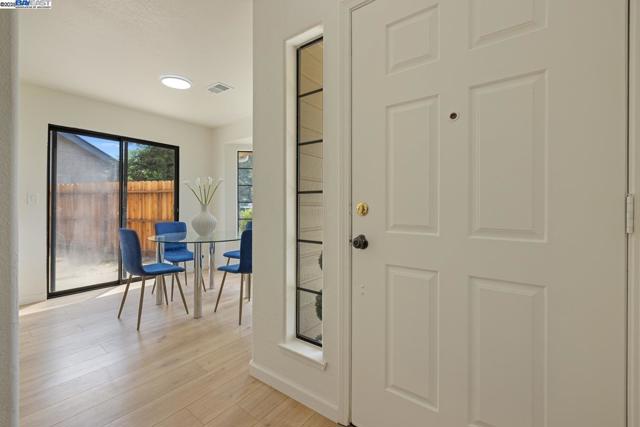 1023 Snowgoose Ln, Manteca CA: https://media.crmls.org/mediaz/aa1e64e7-c174-467e-a509-81f1a35ecef9.jpg