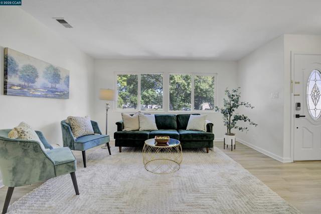1356 Del Rio Cir, Concord CA: https://media.crmls.org/mediaz/aa1e9c5c-2dd5-42b1-8f92-2c086b3dabbc.jpg