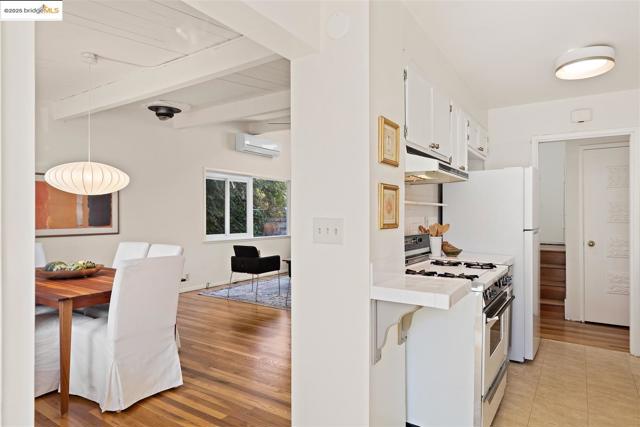 2871 Stephen Dr, Richmond CA: https://media.crmls.org/mediaz/aa1f0698-69d1-4cfc-b07e-af06426b4a1a.jpg