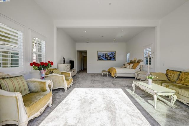 4072 Whitney Vista Ln, Rocklin CA: https://media.crmls.org/mediaz/aa1ffe65-ecc5-4e51-8ca6-2e960a0cd34d.jpg
