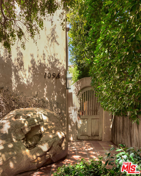23349 Malibu Colony Road, Malibu CA: https://media.crmls.org/mediaz/aa20a281-69a0-43e8-8bb5-58b3d963207a.jpg