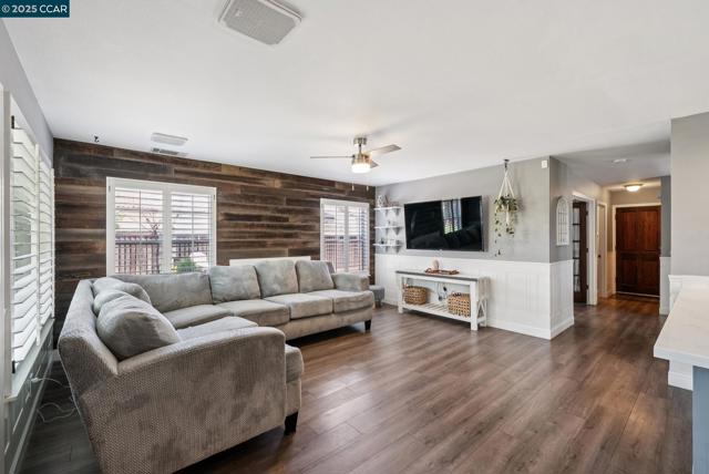 4813 Carrington Dr, Oakley CA: https://media.crmls.org/mediaz/aa213314-0b22-47db-87ee-856e3d1c7ecf.jpg
