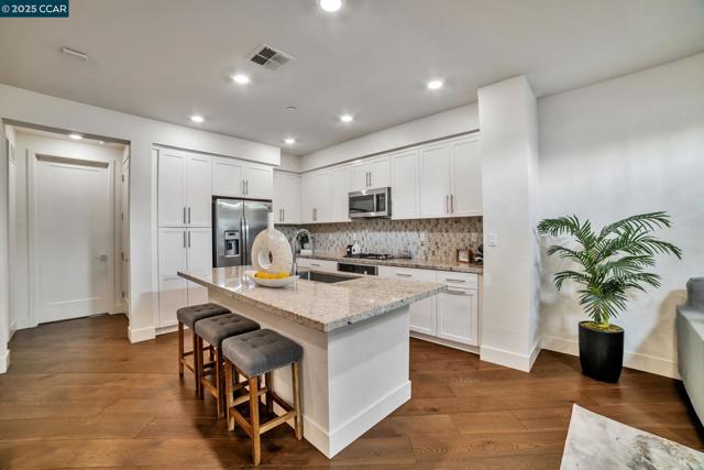 33103 Via Vicenza, San Ramon CA: https://media.crmls.org/mediaz/aa21bbc0-4913-486a-ad47-d624d08903b5.jpg