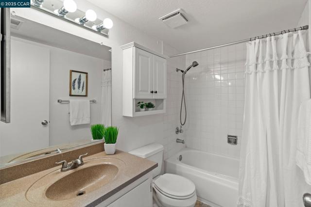 879 Camelback Pl, Pleasant Hill CA: https://media.crmls.org/mediaz/aa221ba0-775b-4b57-9b56-44d81fa87c6b.jpg
