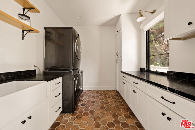 459 N Crescent Heights Boulevard, Los Angeles CA: https://media.crmls.org/mediaz/aa22b264-a7fa-4cd4-87b1-be829f84508e.jpg