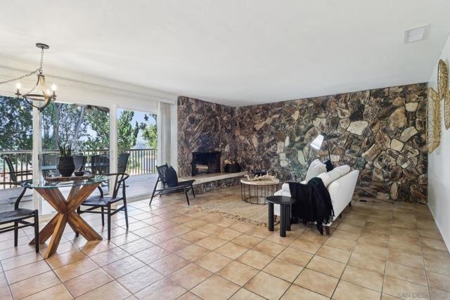 2090 Alta Vista Drive, Vista CA: https://media.crmls.org/mediaz/aa22fd17-6b22-428f-bb6f-c6e66f3b4bf2.jpg