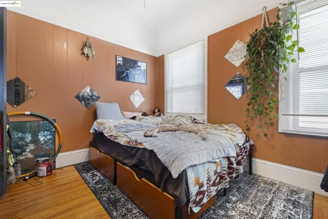 553 34Th St, Oakland CA: https://media.crmls.org/mediaz/aa2308b8-cb3c-498a-b3fb-73301181aa92.jpg
