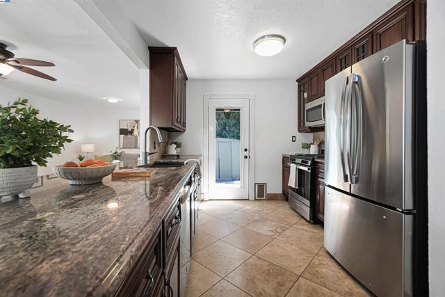 17526 Parker Rd, Castro Valley CA: https://media.crmls.org/mediaz/aa23a8b1-a6f5-4078-a113-dbfef10543cb.jpg