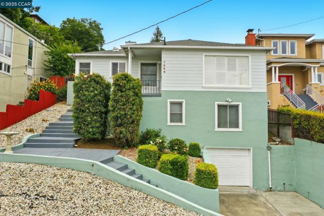 7968 Michigan Ave, Oakland CA: https://media.crmls.org/mediaz/aa23ba65-b951-4c55-ae54-a42251145ae0.jpg