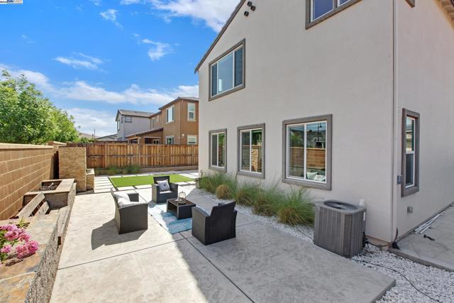 2222 Davie Pl, Tracy CA: https://media.crmls.org/mediaz/aa241e49-c246-483b-afa7-6aa366e4e29f.jpg