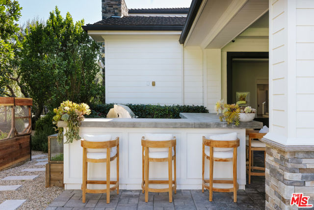 24155 Hidden Ridge Road, Hidden Hills CA: https://media.crmls.org/mediaz/aa24717b-13c8-4c49-8b37-5485bf231dbf.jpg