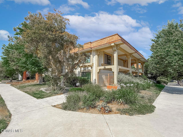 5404 Quakertown Avenue, Woodland Hills CA: https://media.crmls.org/mediaz/aa2508de-be2e-427a-ae06-6362a106933d.jpg