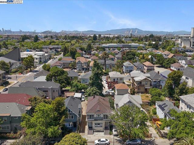 1013 Chestnut St, Oakland CA: https://media.crmls.org/mediaz/aa2533cc-1f13-4e3a-8678-3e3a914cf2e4.jpg