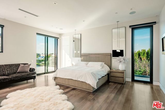 4049 Coldwater Canyon Avenue, Studio City CA: https://media.crmls.org/mediaz/aa2544d3-e620-4e0f-be90-6d3ead0af7e9.jpg