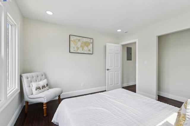 511 59Th St, Oakland CA: https://media.crmls.org/mediaz/aa255b47-28e6-4d44-8f55-3c71e71c0c9e.jpg