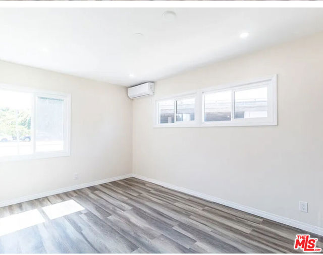 11629 1/2 Gateway Boulevard, West Los Angeles CA: https://media.crmls.org/mediaz/aa25626b-ac71-4158-9a83-5e36519e2cb9.jpg